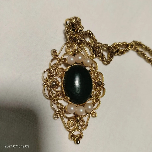 Filigree Pendant With Pearls and Green Gemstone Cabochon Gold Tone rope chain - Picture 7 of 8
